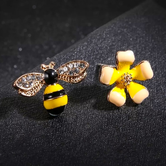 🌼 Floral Bee BOHO Trendy Stud Earrings 🐝 - Picture 2 of 4